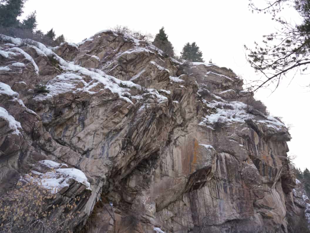 Red granite cliff above Aska pools