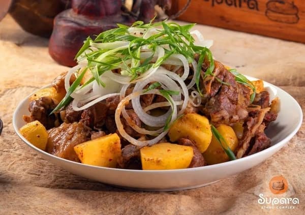 Kuurdak: fried meat with onions and potatoes